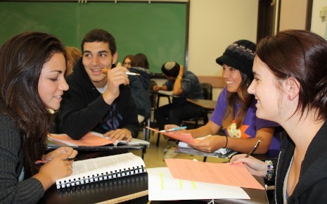 MIddle College students collaborating in De Anza Community College. Source: fuhsd.org 