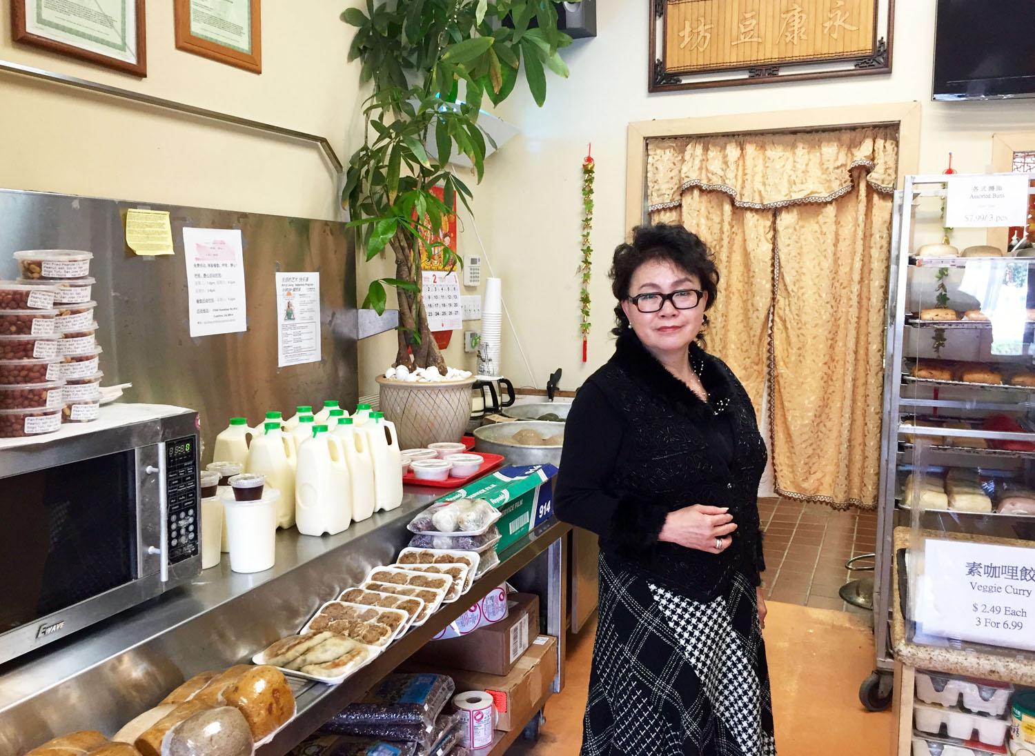 Ai Hua has been the owner of Sogo Tofu in twenty years. the Chinese characters behind her is Sogo Tofu in Chinese, Sogo meaning “peace and wellness forever.” 